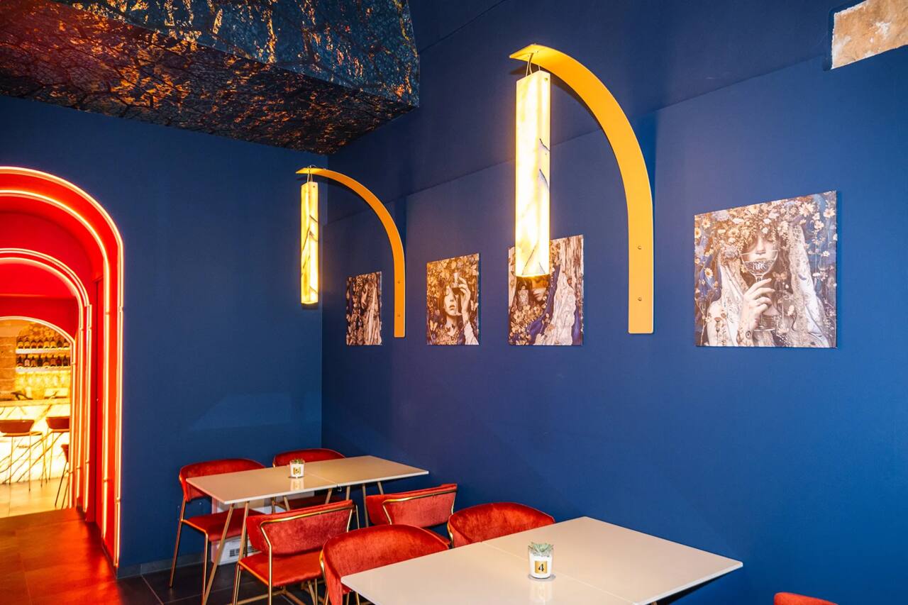 La sala food blu notte, con gli archi dorati, le lampade in onice e le stampe delle Veneri fiorite