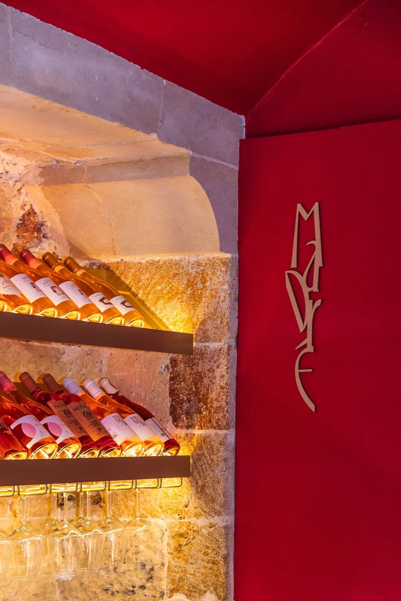 La sala wine rossa, con le antiche mangiatoie in pietra trasformate in cantina