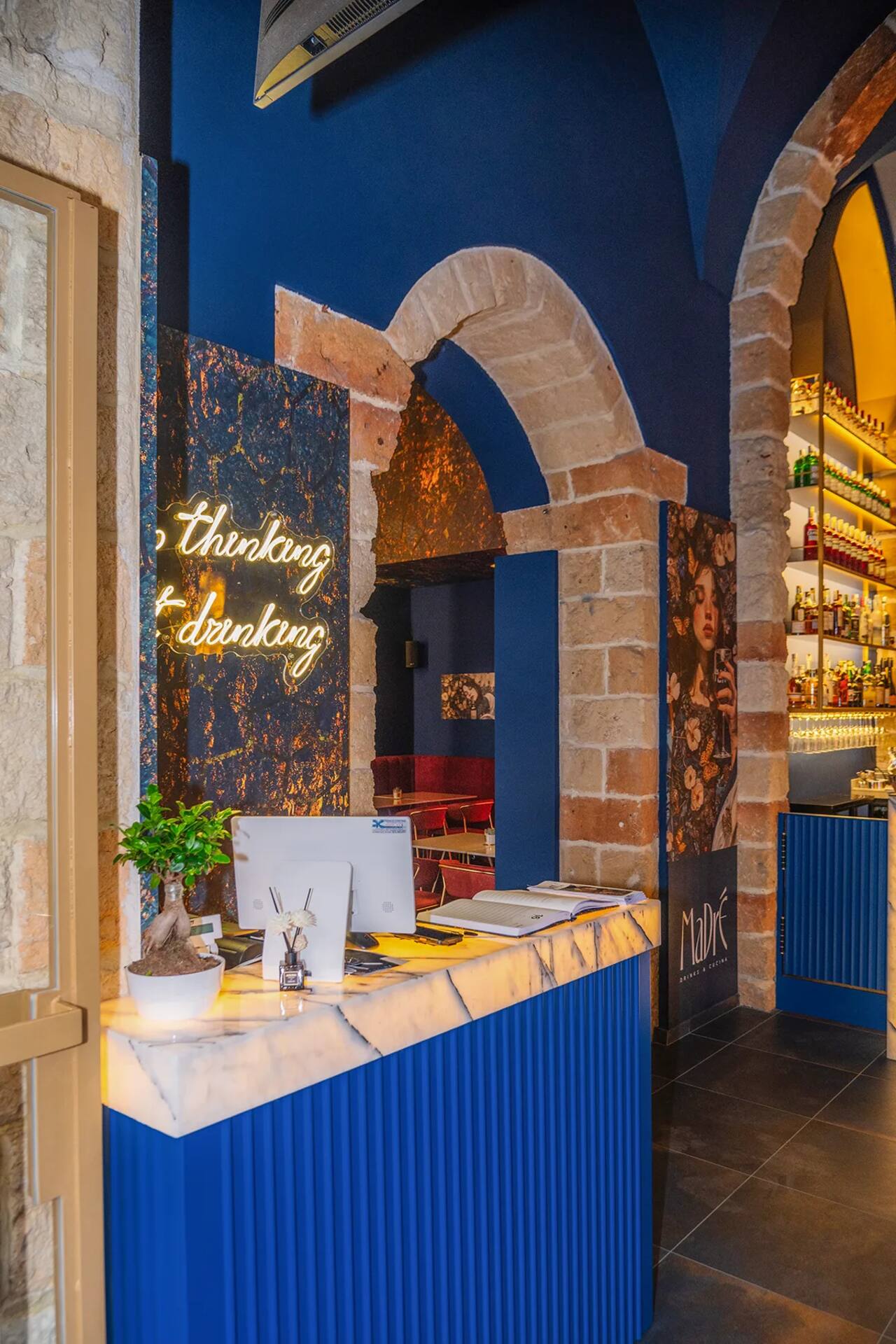 La reception con l'insegna neon thinking and drinking