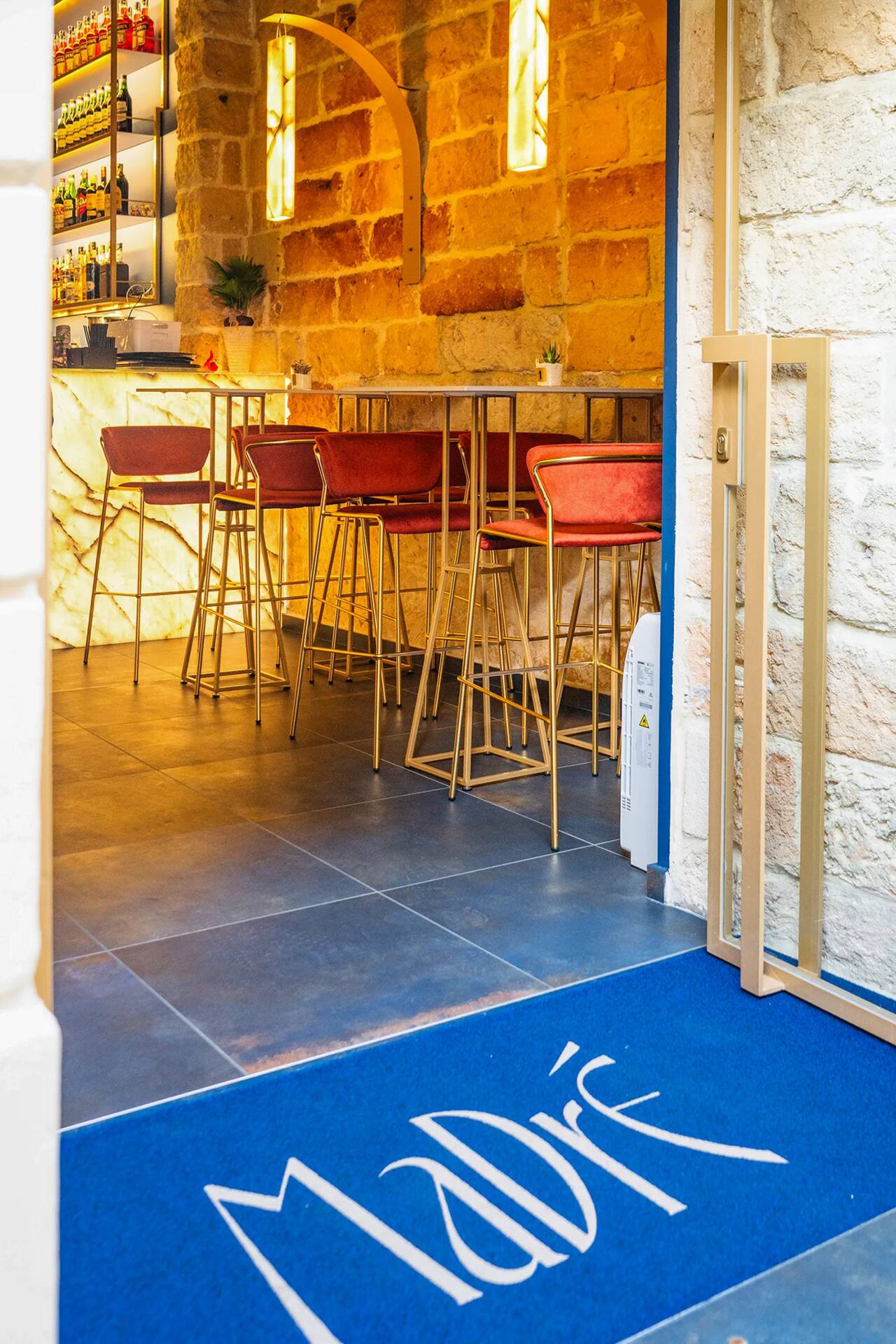 L'ingresso con lo zerbino blu Madrè